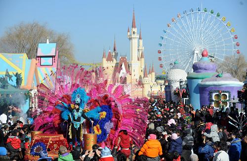 2月3日,游客在洋廟會上觀看花車巡游。當日,第十一屆“北京洋廟會”在北京石景山游樂園開幕。廟會上,傳統的五洲風情花車大巡游、多彩的游藝項目、豐富的中外小吃等活動內容吸引了眾多游客前來游玩。據石景山游樂園負責人介紹,當天游客達到5.1萬人,同比增長13%。