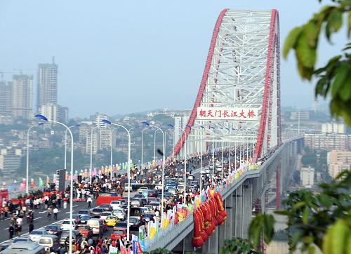 4月29日,世界第一大跨徑拱橋——重慶朝天門長江大橋通車。重慶朝天門長江大橋位于長江與嘉陵江交匯處,分為主橋、南北引橋、江北橋頭立交、彈子石立交和黃桷灣立交以及引道等幾大部分。大橋全長4.88公里,主橋跨徑552米,為雙層公軌兩用橋,上層為雙向6車道,下層是雙向輕軌軌道。 新華社記者 周衡義 攝