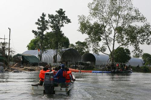 3月17日,在喀麥隆巴卡西半島海域被綁架的7名中國漁民獲釋,并于當(dāng)晚21時(shí)40分乘船從巴卡西半島抵達(dá)喀麥隆西部港口林貝。這是2009年12月15日拍攝的巴卡西半島上喀麥隆快速反應(yīng)部隊(duì)的一處營地。新華社發(fā)(恩貢攝)