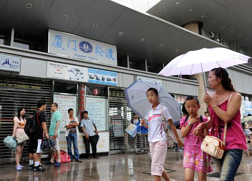 廈門海上客運(yùn)航線全部停航 8月9日,旅客從停航的廈門輪渡碼頭走過。 當(dāng)日,受2009年第8號(hào)臺(tái)風(fēng)“莫拉克”影響,廈(門)金(門)航線和廈(門)鼓(浪嶼)航線等廈門海上客運(yùn)航線全部停航。 新華社記者張國俊攝