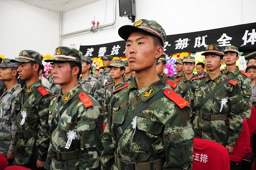 哀悼岷縣漳縣地震遇難同胞 7月28日,救援人員在悼念儀式現(xiàn)場。 當日,甘肅岷縣漳縣6.6級地震遇難同胞悼念儀式在岷縣政府禮堂舉行。 新華社記者 范培珅 攝