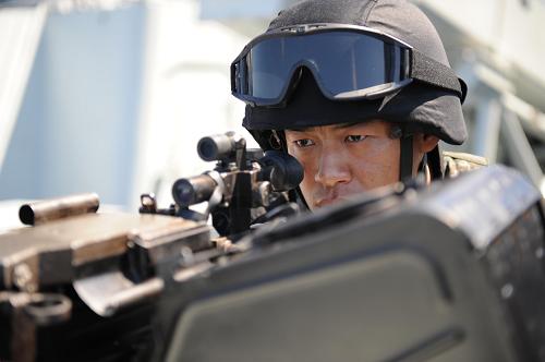 3月5日,“廣州”艦隨艦特戰(zhàn)分隊隊員在進行實彈射擊。當(dāng)日,赴亞丁灣、索馬里海域執(zhí)行護航任務(wù)的中國海軍第五批護航編隊,在西沙以南附近海區(qū)進行起航以來的首次反海盜部署演練,以檢驗特戰(zhàn)分隊與編隊?wèi)?zhàn)斗部門間的協(xié)同配合能力。新華社記者劉春暉攝
