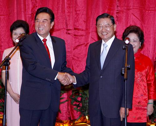 6月28日,由江丙坤董事長率領(lǐng)的?;鶗?huì)協(xié)商代表團(tuán)一行抵達(dá)下榻的重慶申基索菲特大酒店,受到海協(xié)會(huì)會(huì)長陳云林的熱情歡迎。這是陳云林(前左)和江丙坤(前右)在歡迎儀式上握手。新華社記者 陳建力 攝