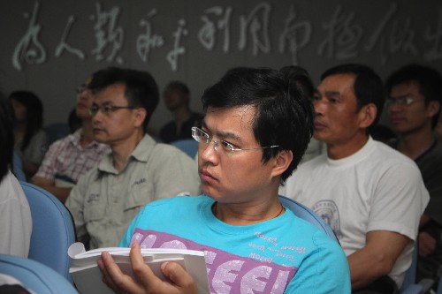 7月13日,中國(guó)第三次北極科學(xué)考察隊(duì)隊(duì)員參加在“雪龍?zhí)?#8221;上舉辦的“北極大學(xué)”課程并認(rèn)真記錄。當(dāng)日,中國(guó)第三次北極科考隊(duì)舉行“北極大學(xué)”開(kāi)學(xué)典禮,這是中國(guó)北極科考隊(duì)首次開(kāi)辦這一以普及北極科學(xué)知識(shí)為宗旨的學(xué)術(shù)課堂。“北極大學(xué)”將采取開(kāi)辦學(xué)術(shù)論壇和專題講座的形式,邀請(qǐng)參加第三次北極科考的各學(xué)科專家,為隊(duì)員們講授有關(guān)北極海洋生物、海洋化學(xué)、地球物理等專業(yè)的知識(shí),加強(qiáng)各學(xué)科之間的交流。 新華社記者 崔靜 攝