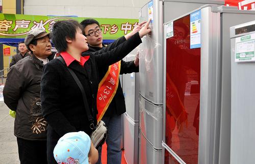 3月15日,消費(fèi)者在向工作人員咨詢家電產(chǎn)品。當(dāng)日,北京市工商局在房山區(qū)華冠購物中心廣場(chǎng)開展“家電下鄉(xiāng)”政策宣傳咨詢活動(dòng)。北京市工商局表示,將加強(qiáng)對(duì)家電市場(chǎng)的日常監(jiān)管工作,嚴(yán)厲查處借“家電下鄉(xiāng)”等名義向農(nóng)村銷售翻新廢舊家電產(chǎn)品的不法行為,防止將城市商品簡(jiǎn)單推向農(nóng)村甚至將滯銷商品向農(nóng)村轉(zhuǎn)移。新華社記者 劉浦泉攝