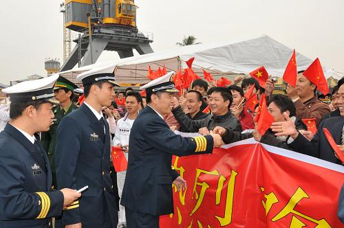 12月4日,在越南海防港,中國海軍艦艇編隊指揮員、南海艦隊保障基地副司令員張樂意大校(前中)與前來歡迎的華僑和中資企業(yè)代表握手。當日,由中國人民解放軍海軍南海艦隊“澄海”號和“潮陽”號導彈護衛(wèi)艇組成的中國海軍艦艇編隊抵達海防港,開始對越南進行為期4天的友好訪問。 新華社記者李勍攝