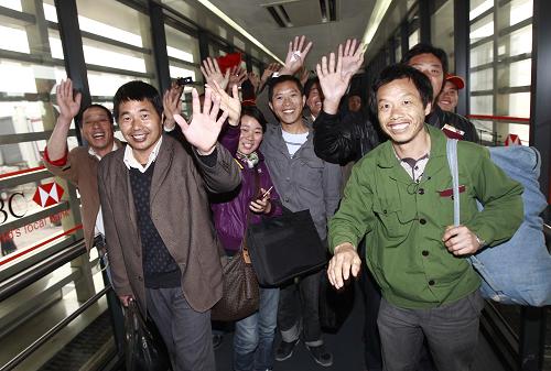 2月27日,乘坐MU268次航班歸來的同胞走下飛機。 新華社記者 裴鑫 攝