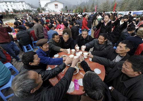1月22日,受災(zāi)群眾在壩壩宴上舉杯共慶。都江堰市向峨鄉(xiāng)石碑崗、新莊子和董家新院子是四川災(zāi)區(qū)首批建成交付的統(tǒng)規(guī)統(tǒng)建永久性住房安置點。春節(jié)來臨之際,向峨鄉(xiāng)的831戶2399名群眾搬入新居。當天,董家新院子的400余戶1500多名群眾擺起壩壩宴,慶祝喬遷之喜。新華社記者 王建華 攝