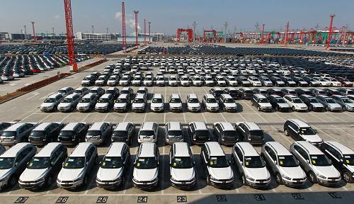 這是位于上海外高橋保稅區(qū)的汽車滾裝碼頭(2013年1月17日攝)。中國(上海)自由貿(mào)易試驗區(qū)的推進(jìn)近期明顯加速,引發(fā)了海內(nèi)外的廣泛關(guān)注和熱切期待。專家認(rèn)為,建設(shè)自貿(mào)試驗區(qū),是中國順應(yīng)全球經(jīng)貿(mào)發(fā)展新趨勢,實行更加積極主動開放戰(zhàn)略的一項重大舉措,標(biāo)志著中國改革開放又上了一個新臺階。從7月3日國務(wù)院宣布決定,到8月26日十二屆全國人大常委會第四次會議審議相關(guān)法律,我國政府建立上海自貿(mào)區(qū)的政策從行政提案到立法程序跟進(jìn),輪廓日漸清晰。根據(jù)商務(wù)部發(fā)布的消息,國務(wù)院已正式批準(zhǔn)設(shè)立的中國(上海)自由貿(mào)易試驗區(qū),范圍涵蓋上海市外高橋保稅區(qū)、外高橋保稅物流園區(qū)、洋山保稅港區(qū)和上海浦東機(jī)場綜合保稅區(qū)等4個海關(guān)特殊監(jiān)管區(qū)域,總面積為28.78平方公里。新華社記者 裴鑫 攝