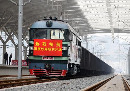 2009年12月31日,福(州)廈(門)鐵路正式開通。這是一列貨運(yùn)列車從福廈鐵路福州火車南站緩緩駛出。 剛剛過去的2009年,是極不平凡的一年。作為國(guó)民經(jīng)濟(jì)的大動(dòng)脈,國(guó)家重要的基礎(chǔ)設(shè)施和大眾化的交通工具,鐵路部門認(rèn)真貫徹黨中央、國(guó)務(wù)院關(guān)于應(yīng)對(duì)國(guó)際金融危機(jī)沖擊的一攬子計(jì)劃和政策措施,在鐵路建設(shè)、技術(shù)創(chuàng)新、運(yùn)輸經(jīng)營(yíng)、對(duì)外合作等各方面做了大量卓有成效的工作,在金融危機(jī)中彰顯出“中國(guó)速度”,為“保增長(zhǎng)、保民生、保穩(wěn)定”做出了突出貢獻(xiàn)。 新華社記者 姜克紅 攝