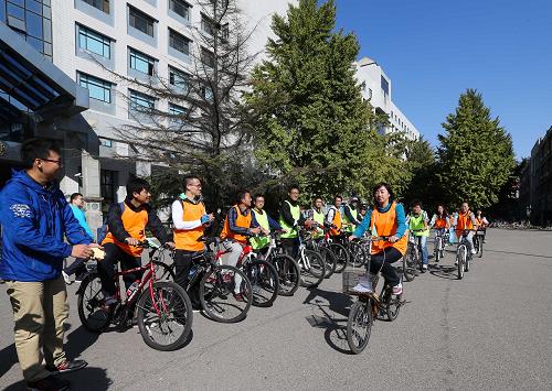 10月19日,北京交通大學(xué)學(xué)生在校園內(nèi)騎行宣傳。