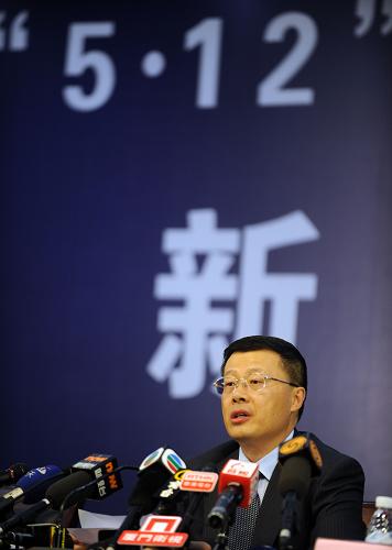 5月7日,四川省政府秘書長于偉在新聞發(fā)布會上進行情況通報。 新華社記者 金良快 攝