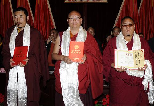 7月15日,西藏佛學(xué)院優(yōu)秀學(xué)員在畢業(yè)典禮上接受榮譽(yù)證書。 當(dāng)日,西藏佛學(xué)院150名學(xué)員畢業(yè),其中有22名活佛。畢業(yè)學(xué)員來自西藏7個(gè)地市、五大教派的128個(gè)寺廟。 西藏佛學(xué)院位于西藏拉薩曲水縣聶當(dāng)鄉(xiāng)熱堆寺旁,于2008年10月開工建設(shè),2011年10月正式落成并開院。其占地面積268畝,總建筑面積3.08萬平方米,總投資超過1億元。 新華社記者覺果攝