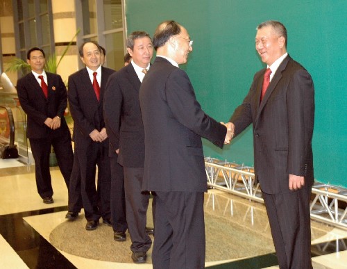 何厚鏵會(huì)見北京奧運(yùn)會(huì)內(nèi)地金牌運(yùn)動(dòng)員代表團(tuán) 8月31日,澳門特區(qū)行政長官何厚鏵(右)在澳門東亞運(yùn)動(dòng)會(huì)體育館同劉鵬握手。當(dāng)日,何厚鏵會(huì)見以劉鵬為團(tuán)長的北京奧運(yùn)會(huì)內(nèi)地金牌運(yùn)動(dòng)員代表團(tuán)全體成員。 新華社記者劉衛(wèi)國攝