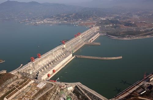 建設(shè)三峽工程是中國人的百年夢想。在黨和國家的正確領(lǐng)導(dǎo)下,經(jīng)過中國三峽總公司的精心組織和數(shù)萬名建設(shè)者17年的不懈努力,這個世界上最大的水利樞紐工程的主體工程今年將全部建成。三峽工程堪稱世界治水史上的一座豐碑。它是治理和開發(fā)長江的骨干工程,擁有防洪、發(fā)電、航運、供水和生態(tài)等巨大綜合效益,關(guān)乎世界最大發(fā)展中國家的經(jīng)濟社會發(fā)展大局。三峽工地鳥瞰(攝于2008年10月28日)。新華社記者 杜華舉 攝