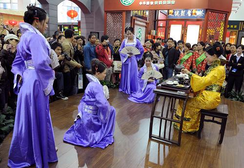 11月16日,茶藝小姐在第三屆海峽兩岸茶業(yè)博覽會上表演茶藝。當日,第三屆海峽兩岸茶業(yè)博覽會在福建省寧德市開幕。本屆茶博會共有來自海峽兩岸主要產(chǎn)茶區(qū)及歐盟、日本、俄羅斯、東南亞等600多家茶葉企業(yè)、近千名經(jīng)銷商赴會參展。博覽會期間還將舉辦茶業(yè)國際高峰論壇、海峽兩岸茶業(yè)交流研討活動、國際禪茶文化研討會等系列茶事活動。新華社記者 姜克紅 攝