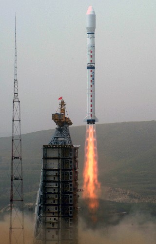 2008年5月27日11時(shí)02分,我國(guó)首顆新一代極軌氣象衛(wèi)星風(fēng)云三號(hào)在太原衛(wèi)星發(fā)射中心發(fā)射升空。這顆裝載10余種先進(jìn)探測(cè)儀器的衛(wèi)星升空后,將使中國(guó)氣象觀測(cè)能力得到質(zhì)的飛躍。 新華社記者 申宏 攝