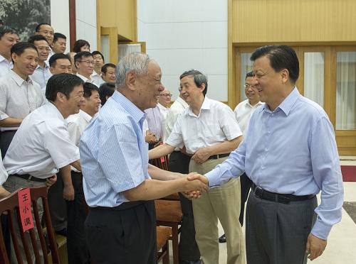 8月5日,受中共中央總書記、國家主席、中央軍委主席習(xí)近平委托,中共中央政治局常委、中央書記處書記劉云山在北戴河看望參加2013年暑期休假活動的專家,代表黨中央、國務(wù)院向全國各條戰(zhàn)線各個領(lǐng)域廣大專家等各類優(yōu)秀人才,表示親切問候和良好祝愿。 新華社記者李學(xué)仁攝