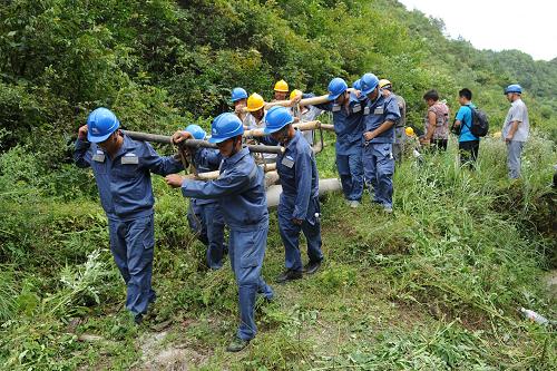 8月6日,鎮(zhèn)遠供電局職工在貴州省鎮(zhèn)遠縣舞陽鎮(zhèn)黃桑村運送抗旱抽水所需的電線桿。 入夏以來,受降水持續(xù)偏少影響,貴州出現(xiàn)大面積干旱,農(nóng)村生活生產(chǎn)受到嚴重影響。為解決農(nóng)民抗旱用電難題,南方電網(wǎng)貴州公司動員職工5500余人次深入田間地頭抗旱保電,投入抗旱車輛420余臺次,維護變壓器960余臺,安裝抗旱變壓器35臺,臨時抗旱低壓線路37.5公里,確??购稻葹墓ぷ黜樌M行。 新華社記者劉續(xù)攝
