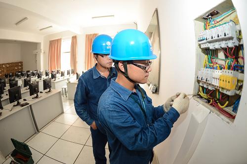 8月26日,電力工人正在檢查蕭山第三高級中學(xué)教室內(nèi)的線路和開關(guān)。新的學(xué)期即將開始,國家電網(wǎng)杭州蕭山區(qū)供電公司湘湖供電所的工作人員來到轄區(qū)內(nèi)的各所學(xué)校,為校區(qū)的配電設(shè)施、用電線路和電器設(shè)備進(jìn)行全面體檢,為學(xué)校開學(xué)用電做出全面保障。新華社記者徐昱攝