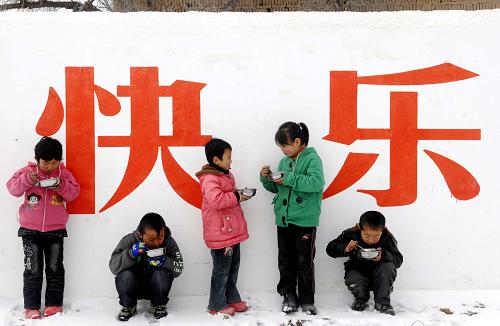 寧夏回族自治區(qū)海原縣賈塘鄉(xiāng)朱套小學的學生正在校園內(nèi)吃免費午餐(2011年12月5日攝)。從2011年秋季學期起,國家正式啟動民族縣、貧困縣農(nóng)村免費午餐試點工作,寧夏回族自治區(qū)固原市原州區(qū)、西吉縣、隆德縣、涇源縣、彭陽縣,吳忠市紅寺堡區(qū)、鹽池縣、同心縣,中衛(wèi)市海原縣部分農(nóng)村小學作為首批試點小學,從2011年8月30日正式開始免費午餐計劃,試點受益學生約兩萬名,自治區(qū)財政共撥付資金1200萬余元。新華社記者 彭昭之 攝