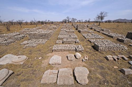 云岡石窟窟頂寺院(4月17日攝)。4月14日,“2011年度全國十大考古新發(fā)現(xiàn)”評選結果產(chǎn)生,山西大同云岡石窟窟頂寺院遺址成功入選。考古隊領隊張慶捷介紹說,經(jīng)過3年多的考察、發(fā)掘,這次出土的兩座寺院遺址不僅是我國目前出土的規(guī)模最大、年代最早的石窟寺遺址,遺址中的地穴式鑄造井臺、熔鐵爐布局也是中國考古史上的首次發(fā)現(xiàn)。云岡研究院院長張焯認為,本次考古發(fā)現(xiàn)不僅展示了北魏至遼金時期的建筑風格、佛教文化的發(fā)展歷程,也進一步印證了《水經(jīng)注》中對于云岡石窟“山堂水殿,煙寺相望”的描寫。本次考察發(fā)掘工作始于2008年,兩座寺院遺址發(fā)掘面積共8600平方米,出土瓦片、瓦當、陶片等文物共40余萬件。新華社記者 范敏達 攝