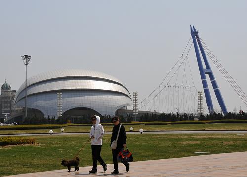 4月18日,兩名行人從星海廣場(chǎng)東南側(cè)的大連貝殼博物館前經(jīng)過。近日,大連貝殼博物館的布展工作正在緊張進(jìn)行,預(yù)計(jì)將于5月1日正式開門迎客。大連貝殼博物館展覽面積達(dá)2000多平方米,分為地下一層和地上四層半。博物館內(nèi)展品將包括現(xiàn)代貝類(軟體動(dòng)物)標(biāo)本5萬余枚、古生菊石動(dòng)物化石3000余塊及大量大型軟體動(dòng)物頭足類塑化標(biāo)本,是亞洲目前已知規(guī)模最大的貝類博物館。新華社發(fā)(呂文正 攝)