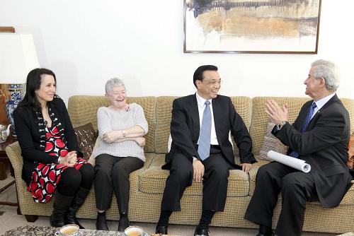 5月2日,國務(wù)院副總理李克強專程驅(qū)車前往比利時對華友好人士李德漢家中,看望比利時友人,與他們親切交談,現(xiàn)場始終洋溢著熱情、友好的氣氛。 新華社記者 丁林 攝