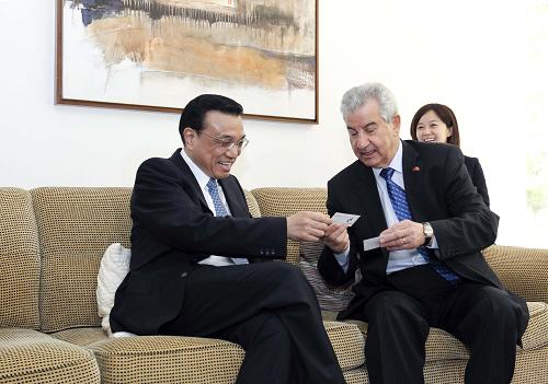 5月2日,國務(wù)院副總理李克強專程驅(qū)車前往比利時對華友好人士李德漢家中,看望比利時友人,與他們親切交談,現(xiàn)場始終洋溢著熱情、友好的氣氛。 新華社記者 丁林 攝