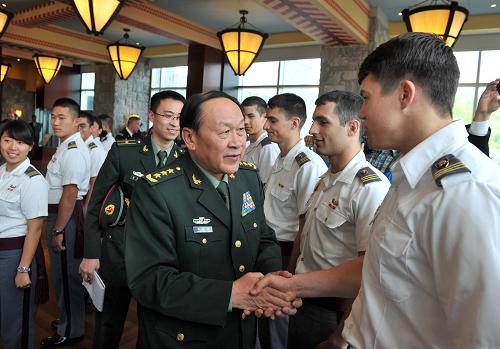 5月10日,中國國務(wù)委員兼國防部長梁光烈與美國西點軍校的學(xué)生交談。當(dāng)天,中國國務(wù)委員兼國防部長梁光烈訪問美國西點軍校,向西點軍校贈送圖書并與學(xué)生交流。新華社記者 王雷 攝
