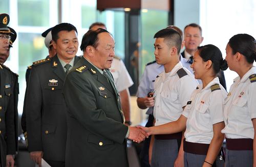 5月10日,中國國務(wù)委員兼國防部長梁光烈與美國西點軍校的學(xué)生交談。當(dāng)天,中國國務(wù)委員兼國防部長梁光烈訪問美國西點軍校,向西點軍校贈送圖書并與學(xué)生交流。新華社記者 王雷 攝