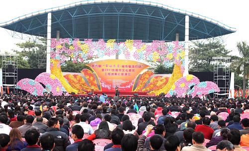 “新莞人”在東莞群眾文藝廣場(chǎng)參與活動(dòng)(2012年1月12日攝)。近年來(lái),東莞市政府一直把扶持“新莞人”(“新莞人”為東莞對(duì)外來(lái)務(wù)工者群體的稱謂)文藝創(chuàng)作作為整個(gè)公共文化服務(wù)工作的一大特色。通過(guò)出臺(tái)《新莞人作家、藝術(shù)家入戶東莞實(shí)施方案》解決入戶問(wèn)題,通過(guò)推行“新莞人”教育“圓夢(mèng)計(jì)劃”,安排每個(gè)鎮(zhèn)街資助100名優(yōu)秀新生代農(nóng)民工攻讀北京大學(xué)遠(yuǎn)程教育本科學(xué)位,圓了一批“新莞人”的大學(xué)夢(mèng)。各級(jí)圖書館想方設(shè)法為“新莞人”文學(xué)愛(ài)好者提供資料,各類演出場(chǎng)所為“新莞人”文藝愛(ài)好者提供優(yōu)惠和方便。新華社發(fā)
