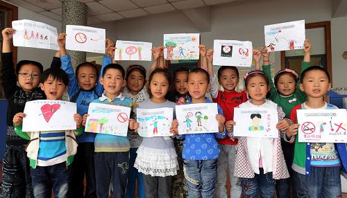 5月30日,江蘇省蘇州市挹秀幼兒園的小朋友們展示“戒煙禁煙”繪畫作品。世界無(wú)煙日前夕,各地學(xué)校紛紛開展禁煙主題宣傳活動(dòng),呼吁人們遠(yuǎn)離煙草,給孩子們一個(gè)無(wú)煙的成長(zhǎng)環(huán)境。新華社發(fā)(杭興微 攝)