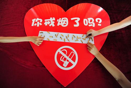 5月30日,山東省煙臺(tái)市瀟翔小學(xué)的學(xué)生利用收集到的煙頭制作戒煙警示牌。新華社發(fā)(初陽(yáng) 攝)