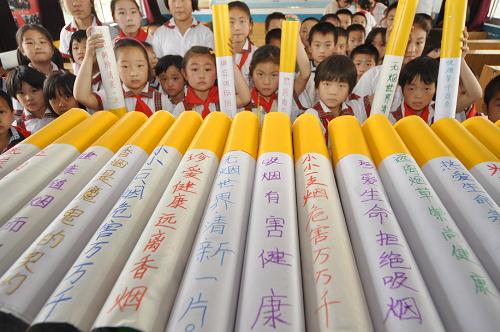 5月30日,山東省淄博市沂源縣振興路小學(xué)學(xué)生展示用廢棄飲料瓶和掛歷紙等制成的戒煙宣傳模型。新華社發(fā)(趙東山 攝)