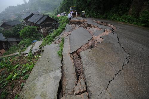 6月10日,在貴州凱里市舟溪鎮(zhèn),公路路面受泥石流災(zāi)害影響塌陷。 新華社發(fā)