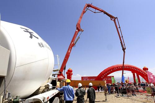 6月12日,在新疆哈密,一臺水泥泵車在“疆電外送”750千伏第二通道工程工地上澆筑線路塔基。當(dāng)日,“疆電外送”新疆與西北主網(wǎng)聯(lián)網(wǎng)750千伏第二通道工程新疆段首個線路塔基在哈密開始澆筑,這標(biāo)志著該工程全線開建。新疆與西北主網(wǎng)聯(lián)網(wǎng)750千伏第二通道工程是“疆電外送”的重要項目,工程途經(jīng)新疆、甘肅、青海,新建線路長度2180公里,工程總投資95.56億元,預(yù)計于2013年竣工投運。新華社發(fā)(蔡增樂 攝)