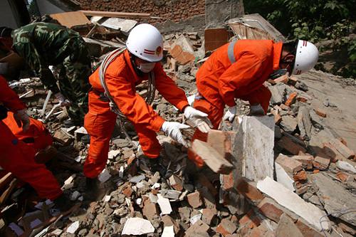6月24日,消防官兵在地震現(xiàn)場展開救援(手機(jī)拍攝)。記者從中國地震局獲悉,當(dāng)日15時(shí)59分在云南、四川交界發(fā)生的5.7級地震已造成2人死亡、約百人受傷。中國地震局已就此次地震啟動四級響應(yīng)。據(jù)云南、四川當(dāng)?shù)氐卣鸩块T報(bào)告,震區(qū)有房屋倒塌,云南省寧蒗縣永寧鄉(xiāng)通信中斷。目前,云南省地震局和四川省地震局均已派出由副局長帶隊(duì)的現(xiàn)場工作組趕赴震區(qū)開展應(yīng)急處置工作。新華社發(fā)