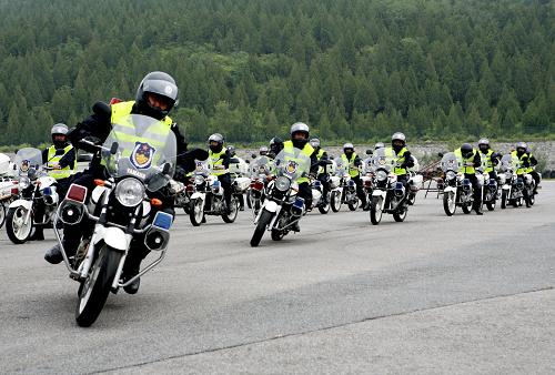 6月27日,巡警摩托車隊(duì)在頒獎(jiǎng)儀式現(xiàn)場(chǎng)列隊(duì)行進(jìn)。當(dāng)日,北京市公安局巡警總隊(duì)舉行巡警系統(tǒng)警用摩托車技能展示比賽頒獎(jiǎng)儀式。在6月26日、27日兩天的比賽中,北京市城六區(qū)分局摩托車巡邏隊(duì)分別參加了環(huán)形繞圈、蝴蝶樁、限寬90°彎道、“之”字形繞樁、180°限寬調(diào)頭、定點(diǎn)停車等13個(gè)專業(yè)科目的比賽,展示了首都公安巡警摩托車巡邏工作及民警駕駛技能。新華社發(fā)(譚志勇 攝)