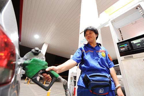 7月11日凌晨,合肥一加油站工作人員為機(jī)動(dòng)車(chē)加油。新華社記者 杜宇 攝