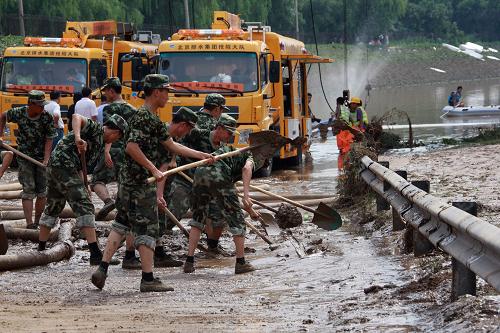 7月23日,參與救援工作的武警北京總隊(duì)某部官兵在進(jìn)行清理淤泥工作。 當(dāng)日,救援人員在京港澳高速公路17.5公里處南崗?fù)蓁F路橋路段采取邊排水、邊清理被淹車輛、邊清淤的方式開展救援,消防、排水等部門的水泵車始終保持24小時(shí)運(yùn)轉(zhuǎn)。目前,該路段積水水位已經(jīng)下降,多部門正在全力開展工作,力爭在最短時(shí)間內(nèi)清理現(xiàn)場、恢復(fù)通車。 新華社發(fā)(李光印 攝)