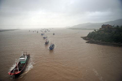 8月8日,在臺風(fēng)登陸地浙江省象山縣鶴浦鎮(zhèn)沿海,船只利用臺風(fēng)眼過境時相對平靜的時段,頂風(fēng)快速駛離岸邊,避免更大風(fēng)浪的再次沖擊。 今年第11號強臺風(fēng)“???#8221;8日3時20分在浙江省三門灣北側(cè)的象山縣鶴浦鎮(zhèn)登陸,登陸時近中心最大風(fēng)力14級(42米/秒),最低氣壓965百帕。 新華社記者 黃宗治 攝