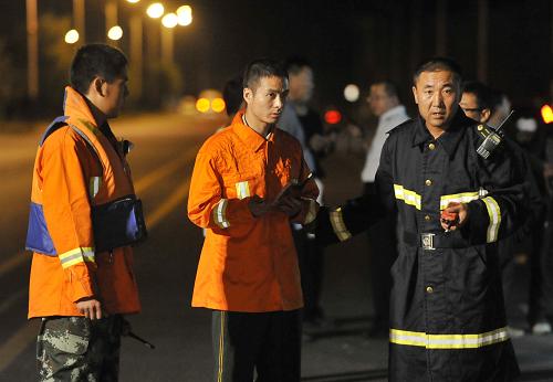 消防官兵在現(xiàn)場(chǎng)組織搜救(8月20日攝)。 新華社記者 王鵬 攝