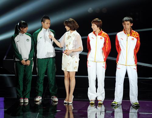 8月27日,2012年倫敦奧運(yùn)會(huì)乒乓球男子單打金牌運(yùn)動(dòng)員張繼科(右一)、女子單打金牌運(yùn)動(dòng)員李曉霞(右二)與中國(guó)澳門運(yùn)動(dòng)員分享經(jīng)驗(yàn)。新華社記者 廖梓達(dá) 攝