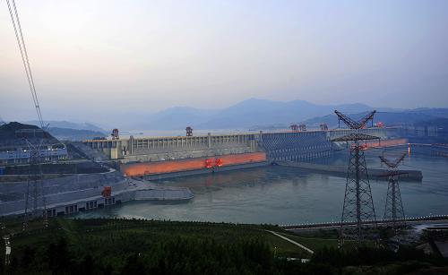 這是2012年5月26日拍攝的三峽右岸電站外送輸電線路。目前,電監(jiān)會已批復(fù)同意三峽地下電站27號機組正式進入商業(yè)運營。至此,長江電力股份有限公司三峽電站所有機組全部進入商業(yè)運營。 長江電力股份有限公司三峽電站是目前世界上裝機容量最大的水電站,擁有28臺地上機組,6臺70萬千瓦地下機組,總?cè)萘繛?250萬千瓦。自2003年6月三峽第一臺發(fā)電機組并網(wǎng)發(fā)電至今年8月28日,三峽電站已完成發(fā)電量5927.53億千瓦時,相當(dāng)于全國居民一年的生活用電量。新華社發(fā)(鄭家裕 攝)