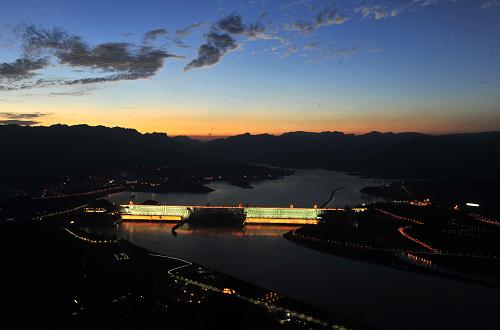 這是2012年8月23日拍攝的三峽工程夜景。新華社發(fā)(鄭家裕 攝)