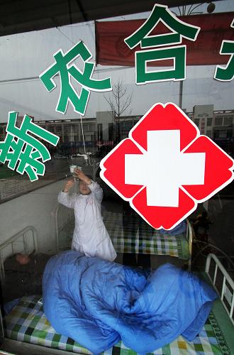 在山東省臨沂市郯城縣郯城街道社區(qū)衛(wèi)生服務(wù)中心富民社區(qū)衛(wèi)生服務(wù)站,參加“新農(nóng)合”的農(nóng)民在輸液(2012年2月27日攝)。新華社發(fā)(張春雷 攝)