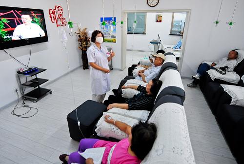 9月26日,天津市河西區(qū)友誼路街宜景村社區(qū)衛(wèi)生服務(wù)站的護(hù)士在輸液室內(nèi)為患者服務(wù)。近年來(lái),天津市不斷加強(qiáng)社區(qū)衛(wèi)生服務(wù)網(wǎng)絡(luò)建設(shè),完善社區(qū)衛(wèi)生服務(wù)體系。截至目前,市內(nèi)六區(qū)共建成社區(qū)衛(wèi)生服務(wù)中心76個(gè),做到“一街道一中心”。服務(wù)中心下設(shè)的社區(qū)衛(wèi)生服務(wù)站達(dá)392個(gè),保證每3至4個(gè)居委會(huì)可共享一個(gè)衛(wèi)生站。百姓不出社區(qū)即可享受到方便、快捷、優(yōu)質(zhì)的醫(yī)療服務(wù)。新華社記者 張超群 攝