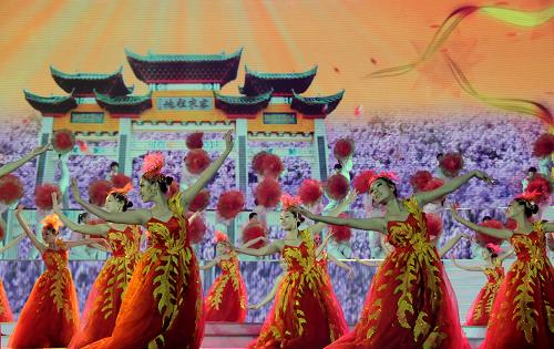 11月20日,演員在開幕式之后的大型文藝晚會(huì)上表演歌舞《大客家》。新華社記者 林善傳 攝