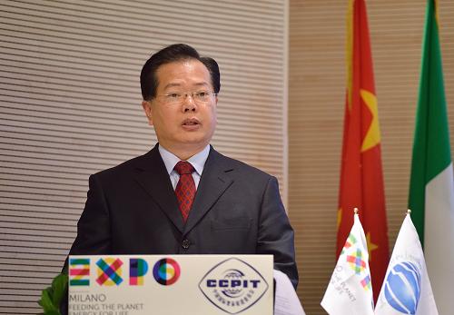 11月20日,在意大利首都羅馬,米蘭世博會(huì)中國館政府總代表、國際展覽局中國首席代表、中國貿(mào)促會(huì)副會(huì)長王錦珍在合同簽署儀式上致辭。當(dāng)天,2015年米蘭世博會(huì)中國參展合同在意大利正式簽署,標(biāo)志著中方參加米蘭世博會(huì)各項(xiàng)工作正式啟動(dòng)。根據(jù)意中雙方達(dá)成的協(xié)議,米蘭世博會(huì)期間中國館的面積達(dá)到4590平方米,在各參展國家館中位居前列。米蘭世博會(huì)將于2015年5月1日至10月31日舉行,目前已有包括國家和國際組織在內(nèi)的超過100個(gè)官方參展方正式確認(rèn)參加。新華社記者 王慶欽 攝